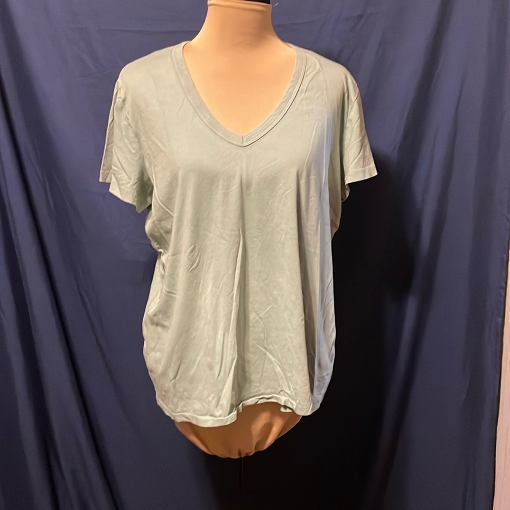 Universal Thread v neck T-shirt XL